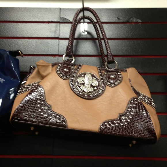 Handbags - Picture 4 of 4