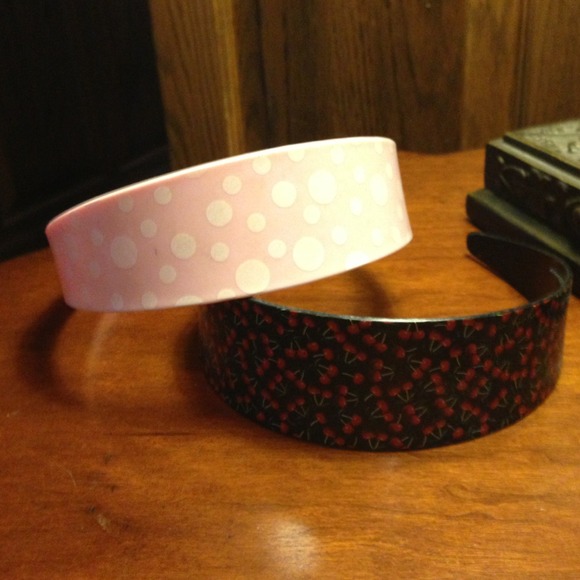 2 plastic headbands!