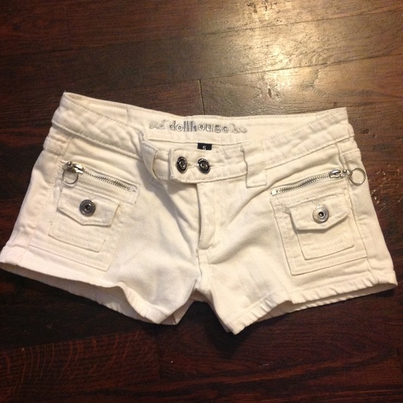 White shorts - Picture 1 of 2