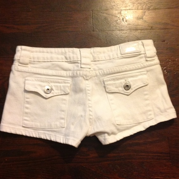 White shorts - Picture 2 of 2
