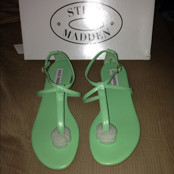 HOLD! @DanaaDarch NEW STEVE MADDEN MINT SANDALS!