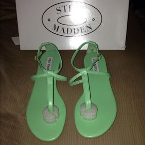HOLD! @DanaaDarch NEW STEVE MADDEN MINT SANDALS!