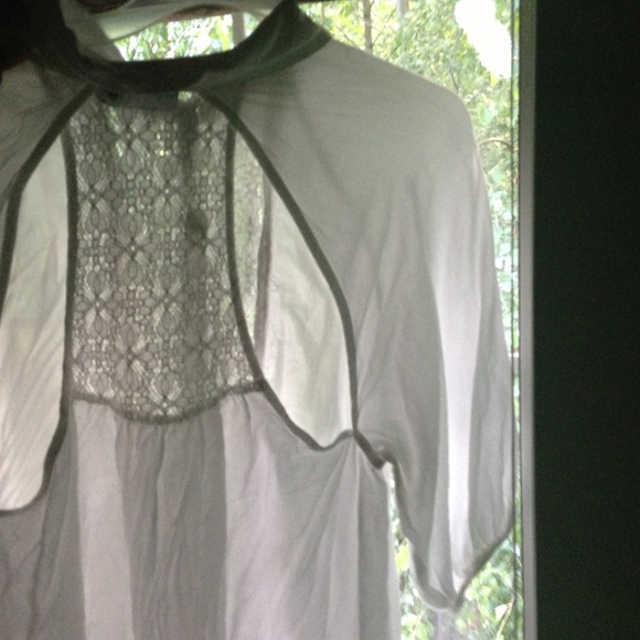 ❗Sold in bundle❗Lace buttons own blouse - Picture 2 of 2