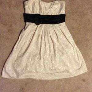 Elegant Cream Dress with Bow!