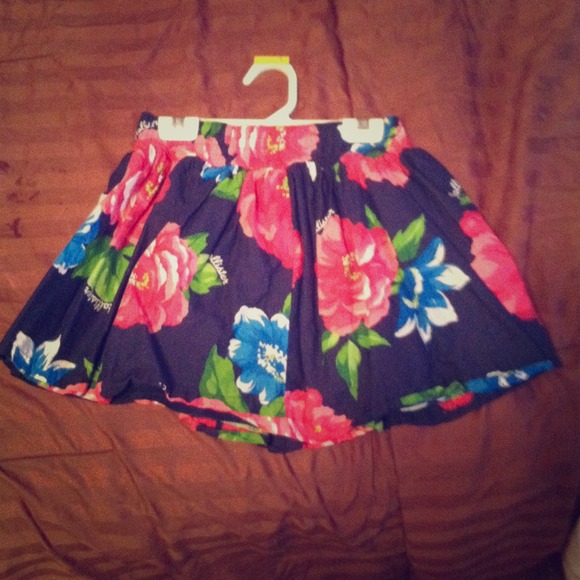 Floral design Hollister skirt small