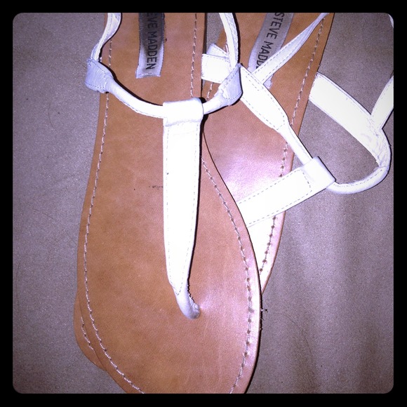 💰Sold💰White leather Steve Madden thong sandal
