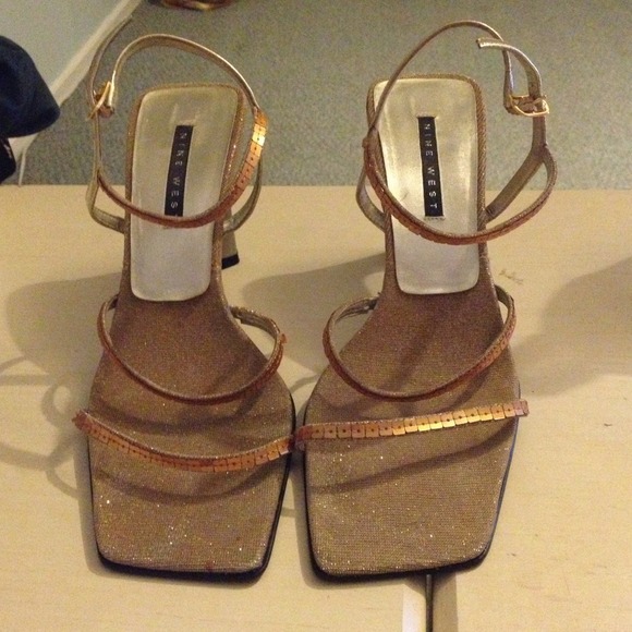 💵✂🔸✨🔸Nine West strappy silver and gold 4" Heels