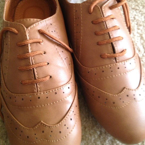 💢Reserved 💢 Brown oxfords. Never worn, too big.