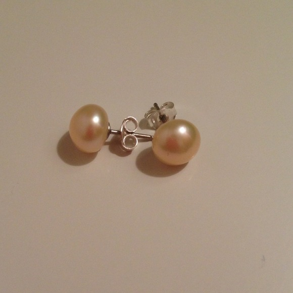 Pink pearl stud ear rings