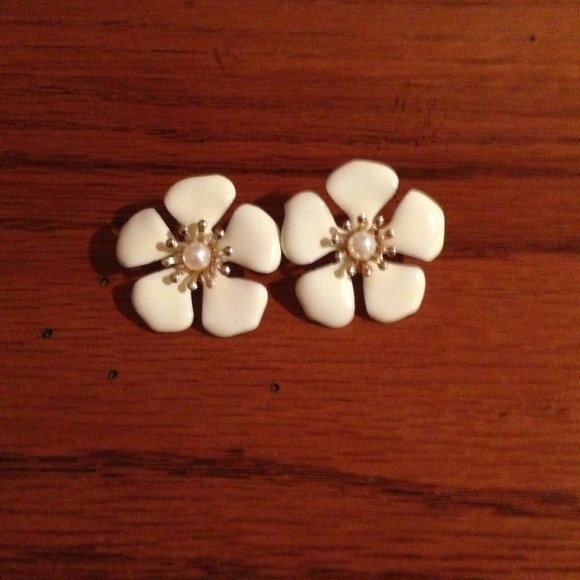 🚫SOLD🚫 White Flower Earrings