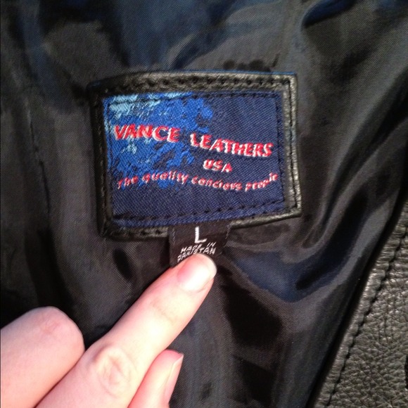 Sold in bundle- Leather vest with red roses - Picture 2 of 4