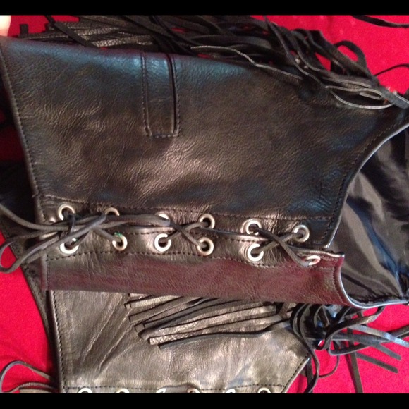 Sold in bundle- Leather vest with red roses - Picture 4 of 4