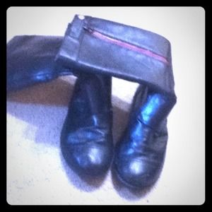 Leather boots with bright pink zipper