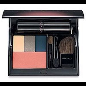 bundle: compact ishadows, blush, mascara brushes +