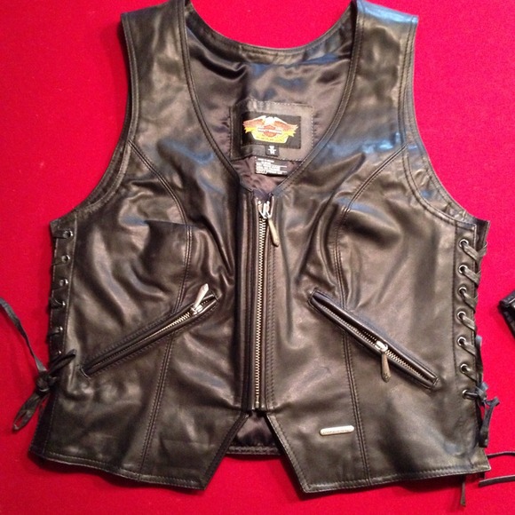 SOLD IN BUNDLE-✔Black Harley Davidson leather vest - Picture 1 of 3