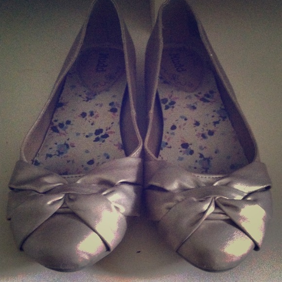 Shoes - ❌SOLD IN BUNDLE❌Gold flats with knotted toe!