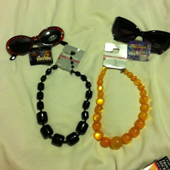 🐾🐾NECKLACE AND SUN GLASSES BUNDLE🐾🐾