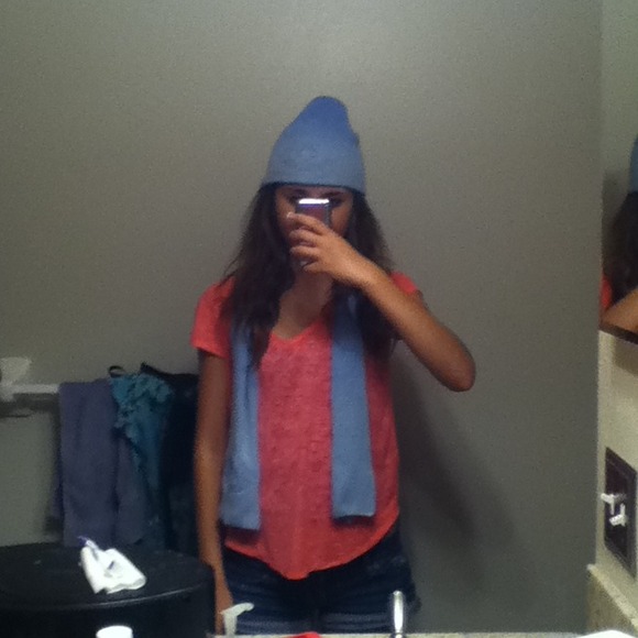 Hat and scarf - Picture 1 of 2