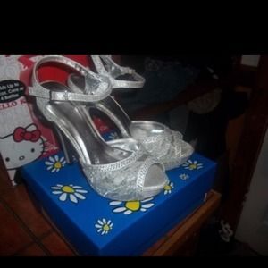 De blossom collection heels in size 7