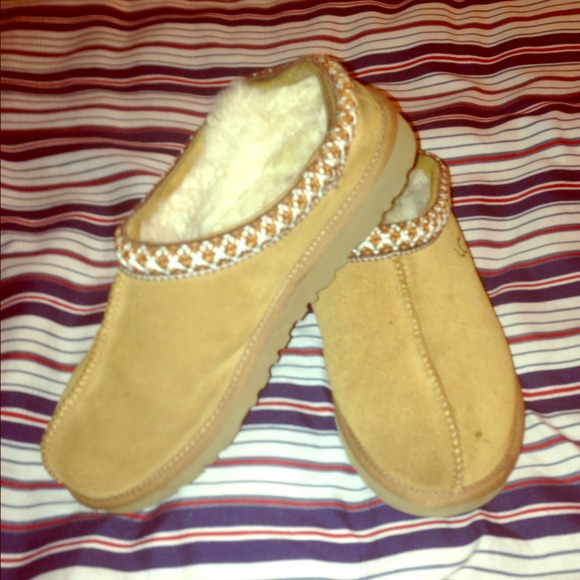 🚨Hold for @Blue1🚨 UGG kids Tazman slippers.