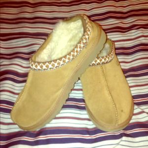 🚨Hold for @Blue1🚨 UGG kids Tazman slippers.