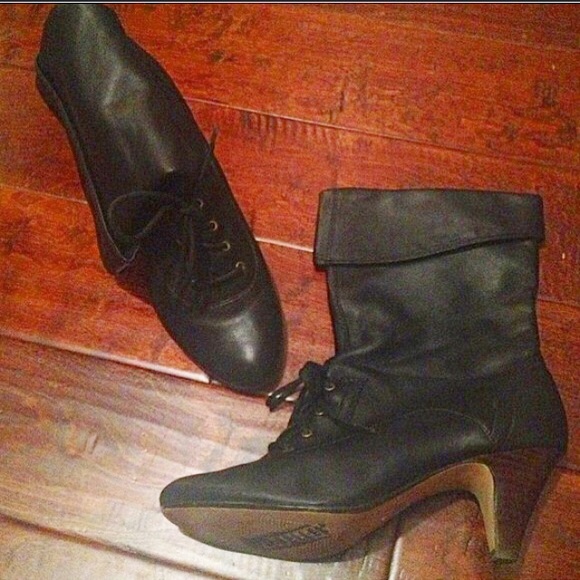 Heeled boots. Seychelles .