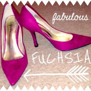 Fuchsia pointed toe pumps