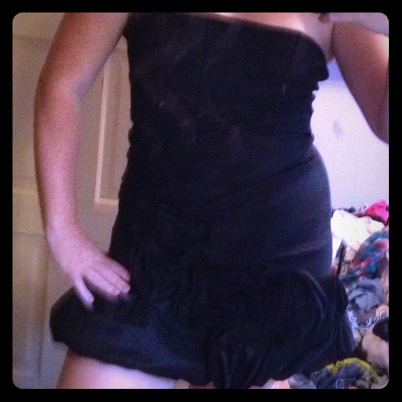 A dress - Picture 1 of 1