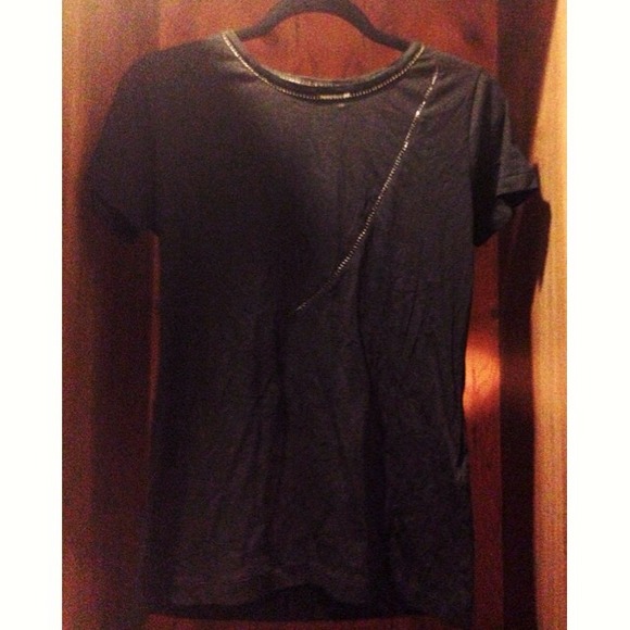 **REDUCED** ZARA T-Shirt with a Chain Detail - Picture 2 of 3