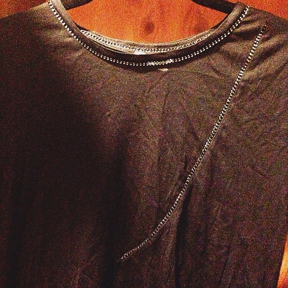 **REDUCED** ZARA T-Shirt with a Chain Detail - Picture 3 of 3