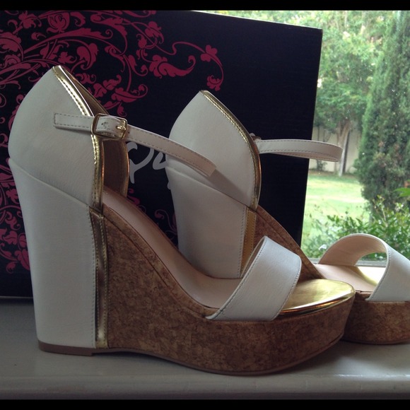 πBUNDLEDπ«SOLD NWTβ¨Fab White & Gold Cork Wedges - Picture 2 of 4
