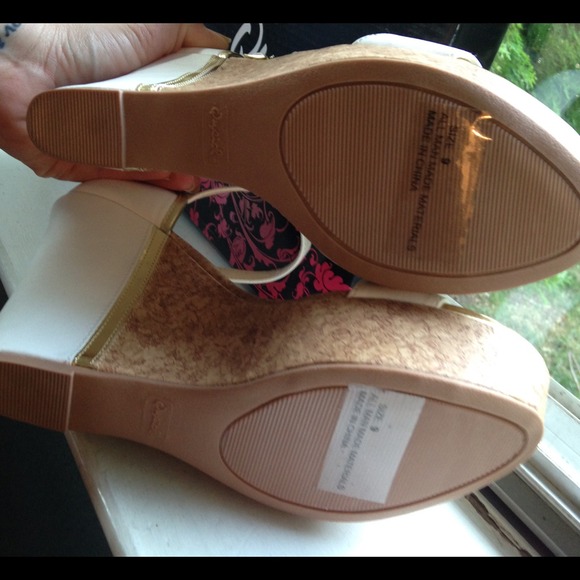 πBUNDLEDπ«SOLD NWTβ¨Fab White & Gold Cork Wedges - Picture 3 of 4