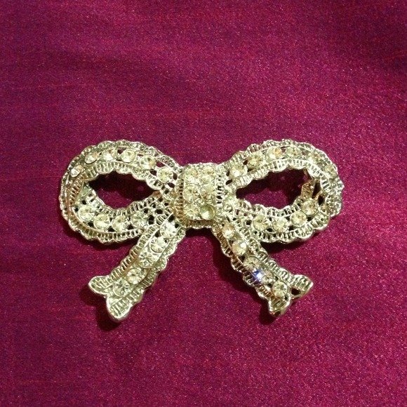 Cute sparkle bow pin. - Picture 1 of 2
