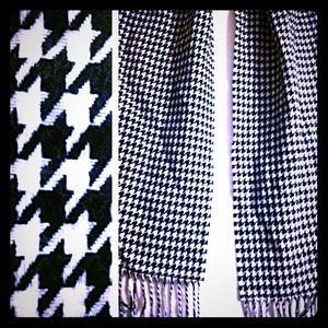 Cashmere touch houndstooth scarf