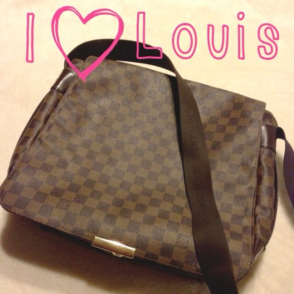 Louis Vuitton Handbags - 🔹Was $775🔹 Louis Vuitton messenger bag
