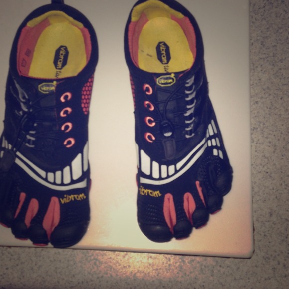 Vibram five finger shoes - Picture 1 of 4
