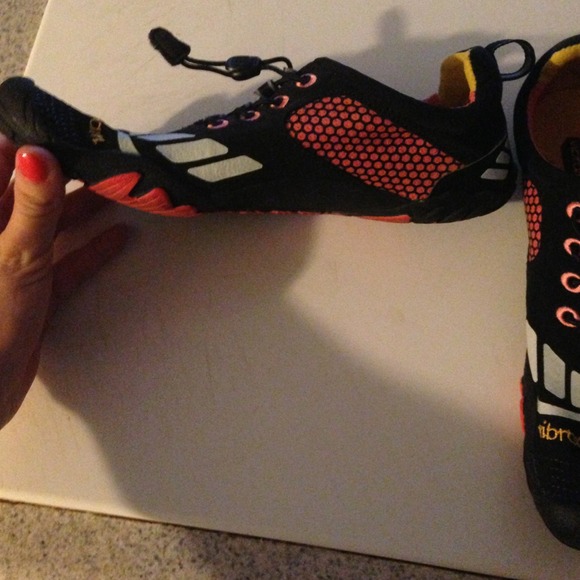 Vibram five finger shoes - Picture 2 of 4