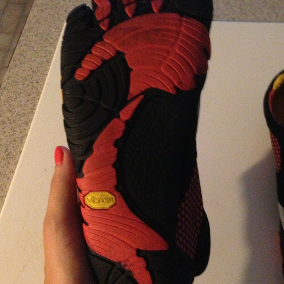 Vibram five finger shoes - Picture 3 of 4