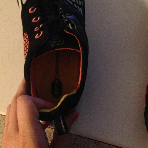 Vibram five finger shoes - Picture 4 of 4