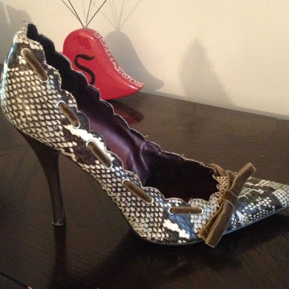 🔥🔥PRICE REDUCED (8/31)🔥🔥Guess Pumps