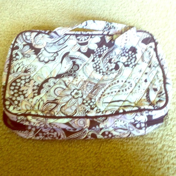 Vera Bradley travel bag has two compartments