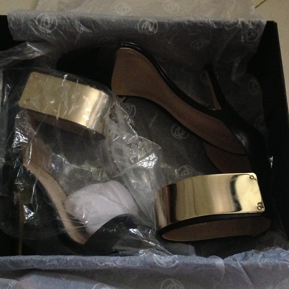 SOLD Bebe Jacqueline sandal. - Picture 3 of 4