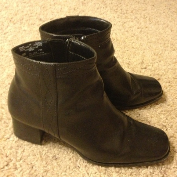 REDUCED-Black ankle boots with side zipper