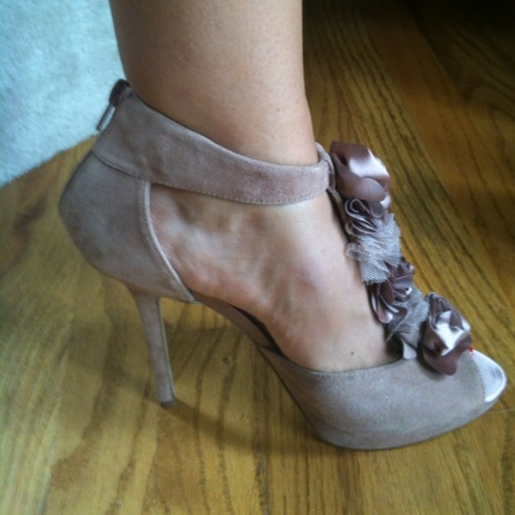 Blush flower heels! - Picture 2 of 2