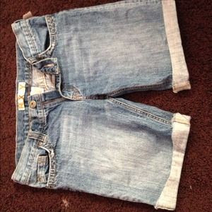 Cute above knees shorts jean and a perfect fit
