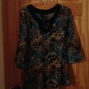 1X 3/4 length sleeve animal print top
