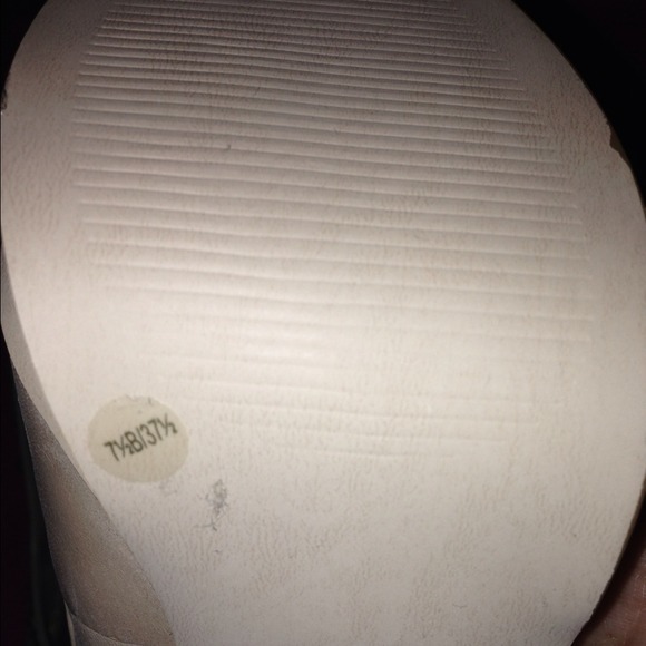 BCBG heels *never worn*... - Picture 4 of 4