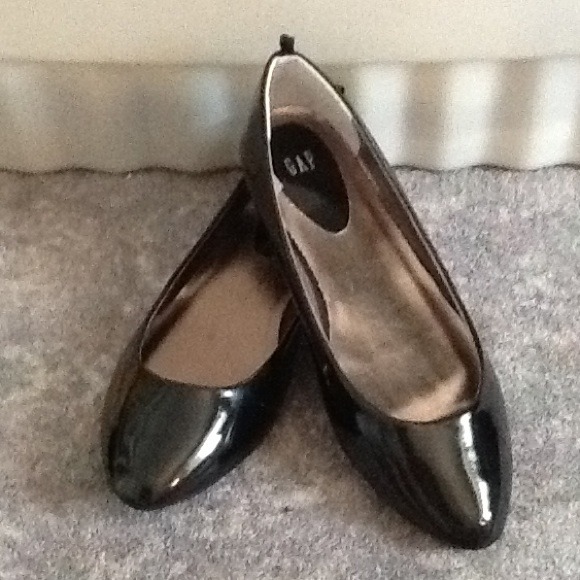 ⭐Reduced⭐ Gap Shiny Black Paten Flats