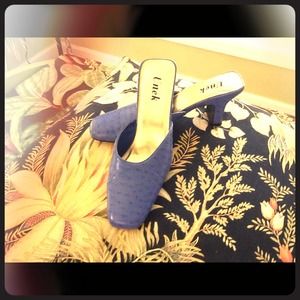 Royal purple dress shoes with mid level heel.