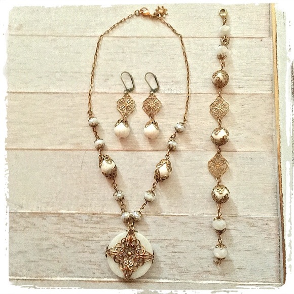 ✳️HOST PICK✳️ WHITE AMAZONITE BRASS JEWELRY SET - Picture 2 of 4